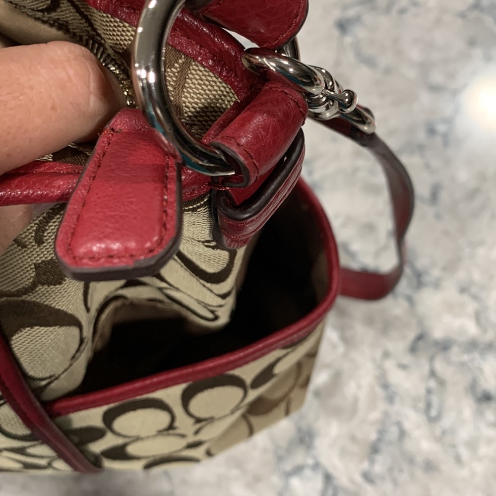 😍 Coach Hobo Bag in Signature Fabric Print 🤎 and Red Accents ❤️ - Picture 3 of 8